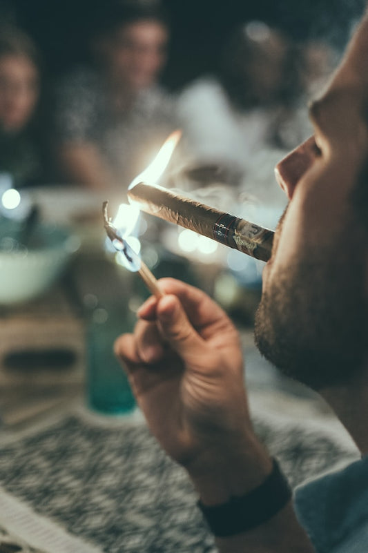 The Art of Cigar and Pipe Smoking Etiquette