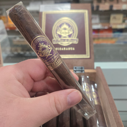 El Titan de Bronze - Nicaragua Corona